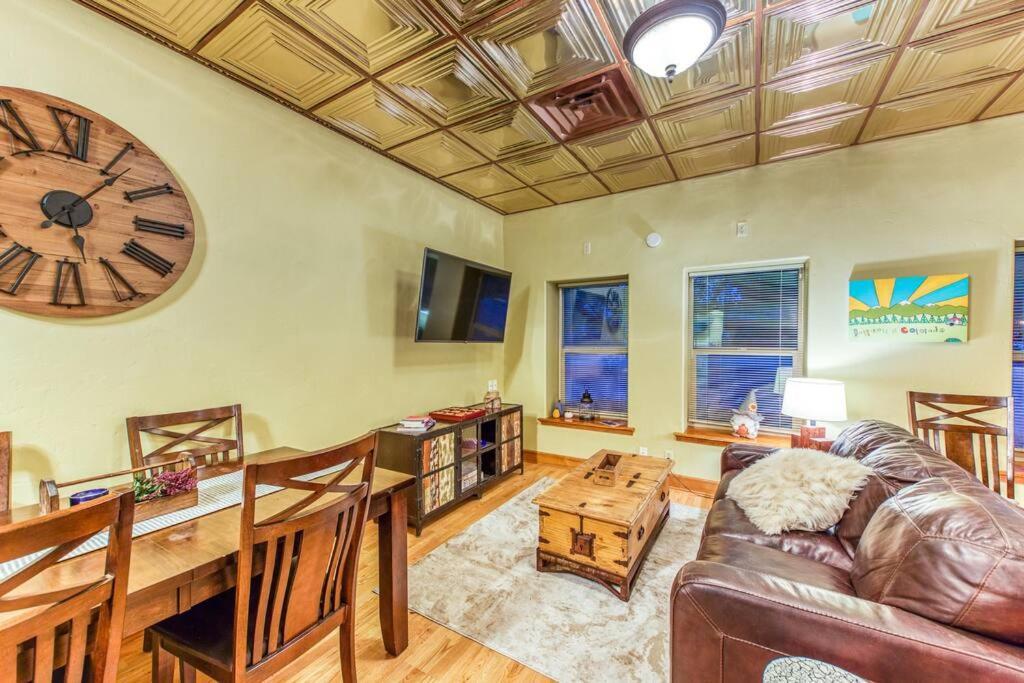 The Lovemore Inn~Hot Tub~Cheerful Carriage Home 델레이 비치 외부 사진